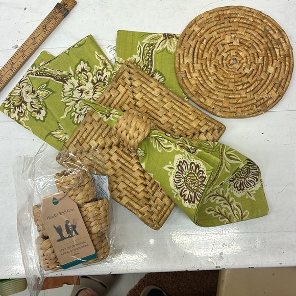 Set/ Woven Straw Trivets+ 6 Napkin Rings+4 Napkins NIB rings, NWOT Napkins - Picture 1 of 13